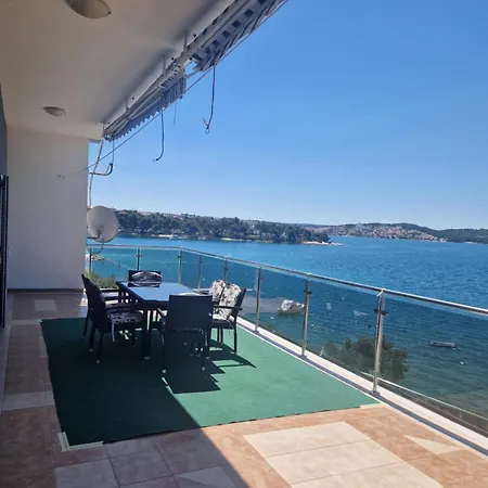 Appartement Three-bedroom With Sea View A2 *