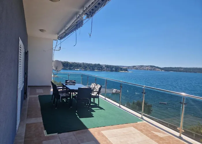 Apartment Three-bedroom With Sea View A2 *