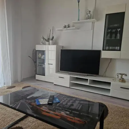 Three-bedroom With Sea View A2 트로기르