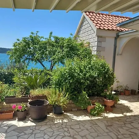 Three-bedroom With Sea View A2 트로기르