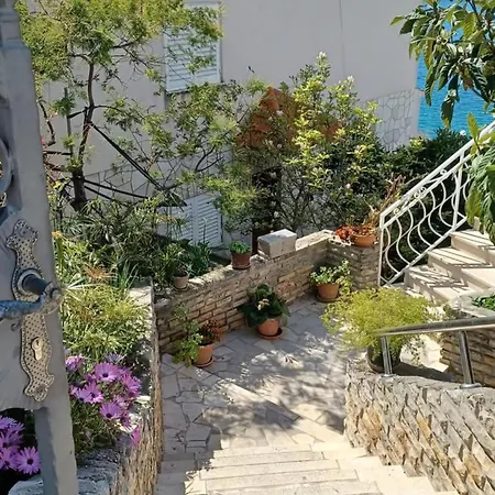 Three-bedroom With Sea View A2 트로기르